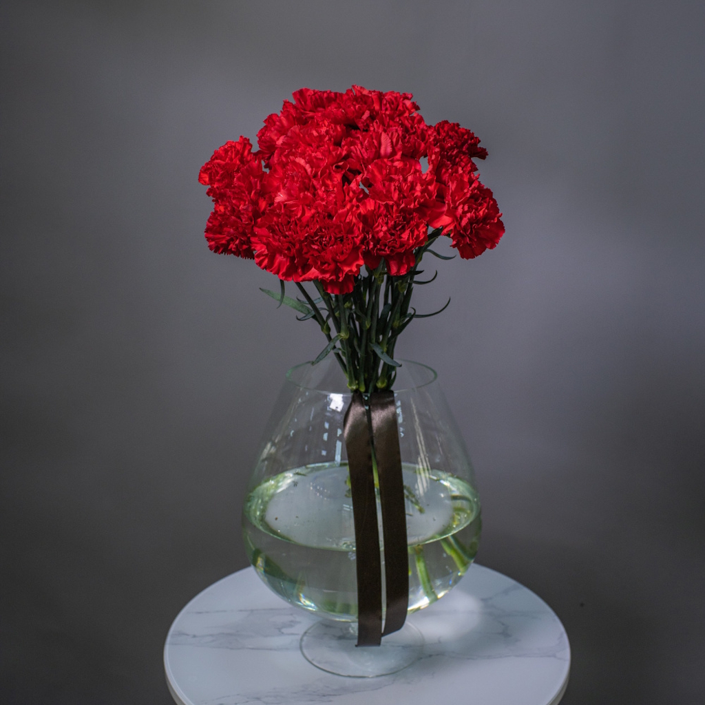 Букет траурный из 20 красных гвоздик